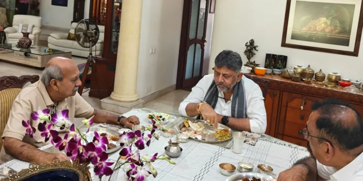 ಪ್ರಭಾಕರ್ ಕೋರೆ ಮನೆಯಲ್ಲಿ ಜೋಳದ ರೊಟ್ಟಿ ಊಟ ಸವಿದ ಡಿಸಿಎಂ