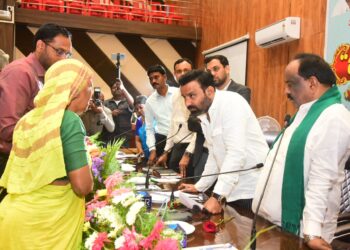 ಜಿಲ್ಲಾ ಮಟ್ಟದ 8ನೇ ಜನತಾದರ್ಶನ; 200 ಅಹವಾಲು ಸ್ವೀಕಾರ ನಿರಂತರ ಐದು ಗಂಟೆಗಳ ಕಾಲ ಜನರ ಅಹವಾಲು ಆಲಿಸಿ, ಅರ್ಜಿ ಸ್ವೀಕರಿಸಿದ ಸಚಿವ ಸಂತೋಷ ಲಾಡ್‌