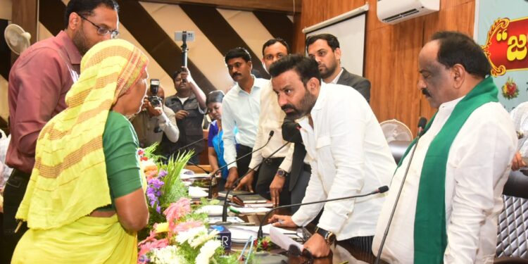 ಜಿಲ್ಲಾ ಮಟ್ಟದ 8ನೇ ಜನತಾದರ್ಶನ; 200 ಅಹವಾಲು ಸ್ವೀಕಾರ ನಿರಂತರ ಐದು ಗಂಟೆಗಳ ಕಾಲ ಜನರ ಅಹವಾಲು ಆಲಿಸಿ, ಅರ್ಜಿ ಸ್ವೀಕರಿಸಿದ ಸಚಿವ ಸಂತೋಷ ಲಾಡ್‌