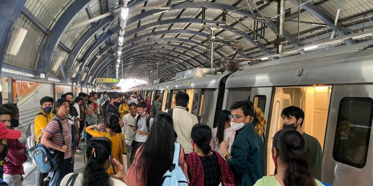 Delhi Metro: ಸೀಟಿಗಾಗಿ ಮಹಿಳೆಯರಿಬ್ಬರ ನಡುವೆ ನಡೆಯಿತು ಜಗಳ..!!