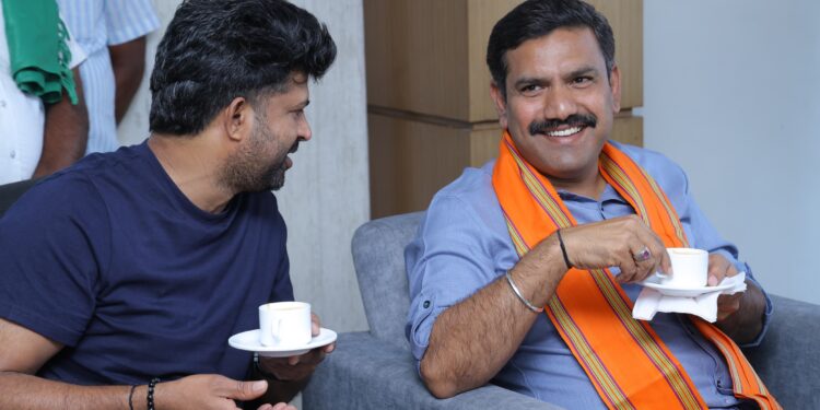 ಒಟ್ಟಿಗೆ ಕುಳಿತು ಚಹಾ ಸವಿದ ವಿಜಯೇಂದ್ರ & ಪ್ರತಾಪ್ ಸಿಂಹ..! ಮರೆಯಾಯ್ತ ಮುನಿಸು..?! 