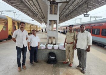 ರೈಲಿನಲ್ಲಿ ಗಾಂಜಾ ಸಾಗಾಟ…?! ಹುಬ್ಬಳ್ಳಿ ರೈಲ್ವೆ ನಿಲ್ದಾಣದ ಪ್ಲಾಟ್ ಫಾರಂನಲ್ಲಿ 4 ಕೆಜಿ ಗಾಂಜಾ ವಶಕ್ಕೆ !