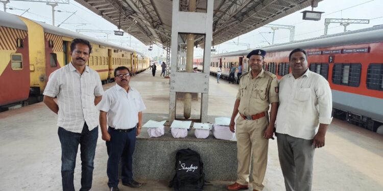 ರೈಲಿನಲ್ಲಿ ಗಾಂಜಾ ಸಾಗಾಟ…?! ಹುಬ್ಬಳ್ಳಿ ರೈಲ್ವೆ ನಿಲ್ದಾಣದ ಪ್ಲಾಟ್ ಫಾರಂನಲ್ಲಿ 4 ಕೆಜಿ ಗಾಂಜಾ ವಶಕ್ಕೆ !