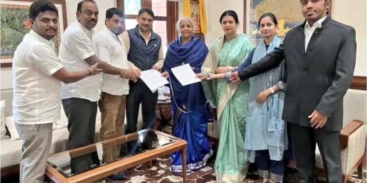 ಕರ್ನಾಟಕಕ್ಕೆ ಕೇಂದ್ರದಿಂದ ಮಲತಾಯಿ ಧೋರಣೆ – ನಿರ್ಮಲ ಸೀತಾರಾಂ ಭೇಟಿಯಾದ ಕಾಂಗ್ರೆಸ್ ಸಂಸದರ ನಿಯೋಗ !