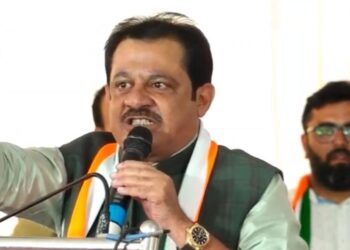 ಸಿದ್ದರಾಮಯ್ಯ ಬೆಂಕಿ ಇದ್ದಂತೆ, ಯಾರಿಂದಲೂ ಮುಟ್ಟೋಕಾಗೋಲ್ಲಾ ಮುಟ್ಟಿದ್ರೆ ಭಸ್ಮ ಆಗ್ತಾರೆ.