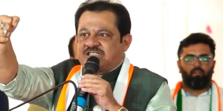 ಸಿದ್ದರಾಮಯ್ಯ ಬೆಂಕಿ ಇದ್ದಂತೆ, ಯಾರಿಂದಲೂ ಮುಟ್ಟೋಕಾಗೋಲ್ಲಾ ಮುಟ್ಟಿದ್ರೆ ಭಸ್ಮ ಆಗ್ತಾರೆ.