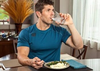 ಊಟದ ನಡುವೆ ನೀರು ಕುಡಿಯುವುದರಿಂದ ಆರೋಗ್ಯದ ಮೇಲೆ ಅಡ್ಡ ಪರಿಣಾಮಗಳು ಹೆಚ್ಚು.!