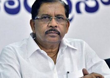 ಗಾದಿ ಗುದ್ದಾಟದ ಕಾವು ಹೆಚ್ಚಿಸಿದ ಪರಂ..! ಗೃಹ ಸಚಿವರ ದೆಹಲಿ ಪ್ರವಾಸದ ಮರ್ಮವೇನು..?!