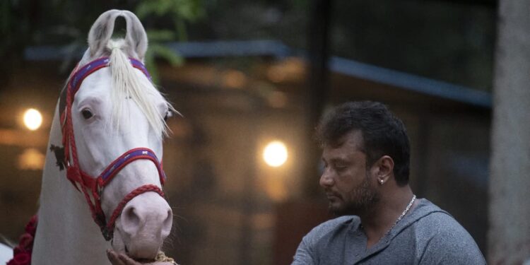 ಕಷ್ಟದಲ್ಲಿ ಬೆಂಬಲಕ್ಕೆ ನಿಲ್ಲುವ ನಿಷ್ಕಲ್ಮಶ ಹೃದಯಗಳಿಗೆ ಸದಾ ಚಿರಋಣಿ – ಫ್ಯಾನ್ಸ್ ಗೆ ದರ್ಶನ್ ಭಾವನಾತ್ಮಕ ಪೋಸ್ಟ್ ! 