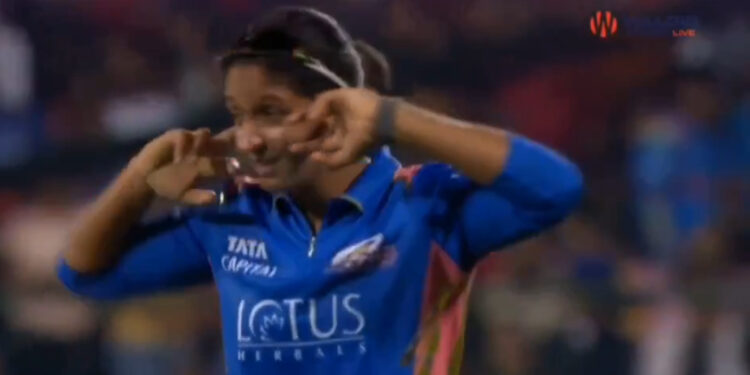 RCB ಅಭಿಮಾನಿಗಳ ಆರ್ಭಟಕ್ಕೆ MI ಆಟಗಾರರು ಕಂಗಾಲು ..! ಮೈದಾನದಲ್ಲೇ ಕಿವಿ ಮುಚ್ಚಿಕೊಂಡ MI ಕ್ಯಾಪ್ಟನ್! 