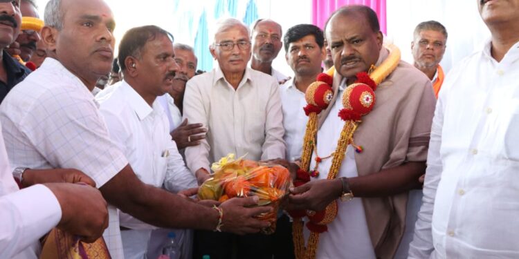 ನಾಗಮಂಗಲ ತಾಲೂಕಿನ ಚಿಕ್ಕವೀರಕೊಪ್ಪಲು ಗ್ರಾಮದ ಊರಹಬ್ಬದಲ್ಲಿ ಕೇಂದ್ರ ಸಚಿವರು ಭಾಗಿ