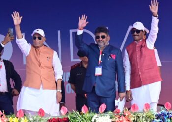 ಏರೋ ಇಂಡಿಯಾ ಏರ್ ಶೋಗೆ ಅದ್ಧೂರಿ ಚಾಲನೆ – ಆಗಸದಲ್ಲಿ ಘರ್ಜಿಸಿದ ಫೈಟರ್ ಜೆಟ್ ಗಳು !