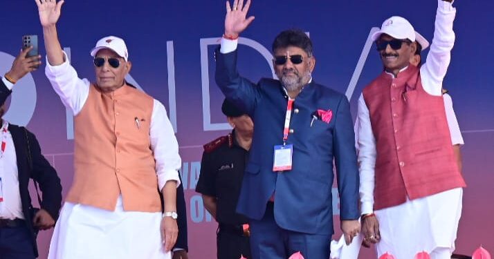 ಏರೋ ಇಂಡಿಯಾ ಏರ್ ಶೋಗೆ ಅದ್ಧೂರಿ ಚಾಲನೆ – ಆಗಸದಲ್ಲಿ ಘರ್ಜಿಸಿದ ಫೈಟರ್ ಜೆಟ್ ಗಳು ! 