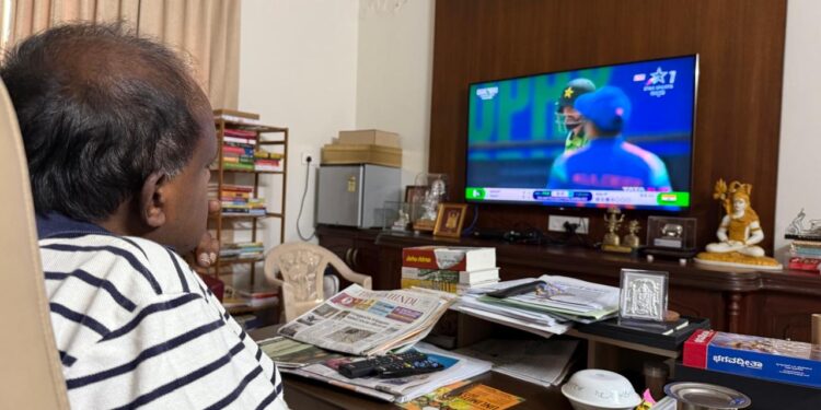 ಮನೆಯಲ್ಲೇ ಕುಳಿತು ಇಂಡಿಯಾ v/s ಪಾಕಿಸ್ತಾನ ಪಂದ್ಯ ವೀಕ್ಷಣೆ – ರಿಲ್ಯಾಕ್ಸ್ ಮೂಡ್ ಗೆ ಜಾರಿದ HDK !