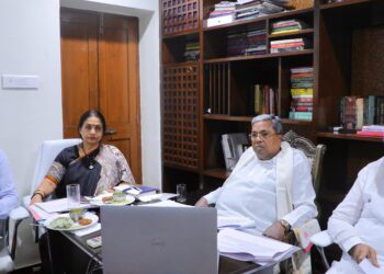 ಸುಗ್ರೀವಾಜ್ಞೆ ಜಾರಿ ಕುರಿತು ಸಿಎಂ ವಿಶೇಷ ಸಭೆ – ಜಿಲ್ಲಾಧಿಕಾರಿಗಳು & ಜಿಲ್ಲಾ ರಕ್ಷಣಾಧಿಕಾರಿಗಳಿಗೆ ಸಿದ್ದು ಸೂಚನೆ ! 