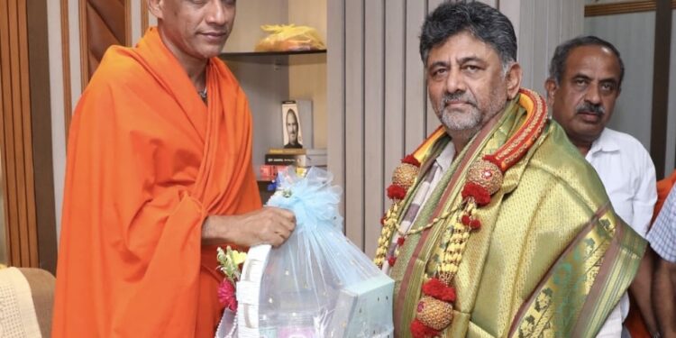 ನಿರ್ಮಲಾನಂದ ಶ್ರೀಗಳನ್ನು ಭೇಟಿಯಾದ ಡಿಕೆಶಿ – ಜಾತಿಗಣತಿ ವರದಿಯ ಬಗ್ಗೆ ಸುದೀರ್ಘ ಮಾತುಕತೆ ! 