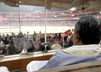 ಚಿನ್ನಸ್ವಾಮಿ ಸ್ಟೇಡಿಯಂ ಗೆ ಆಗಮಿಸಿದ ಸಿಎಂ & ಸಚಿವರ ದಂಡು – RCB V/S DC ಪಂದ್ಯ ವೀಕ್ಷಿಸಿದ ಸಿದ್ದರಾಮಯ್ಯ