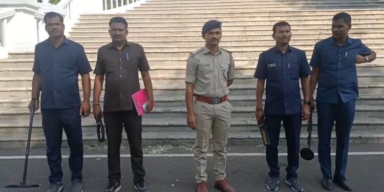 ಕಲಬುರಗಿಯಲ್ಲಿ ಹೈಅಲರ್ಟ್..! ಪ್ರಮುಖ ಸ್ಥಳಗಳಲ್ಲಿ ಬಾಂಬ್ ಸ್ಕ್ವಾಡ್ ಪರಿಶೀಲನೆ !