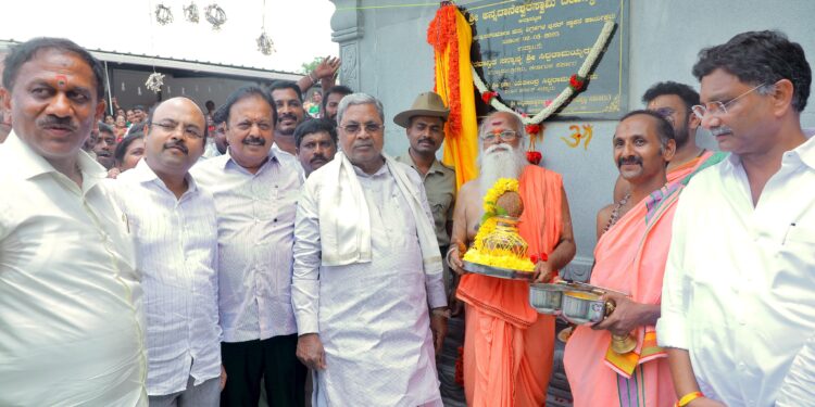 ತಮ್ಮ ಮನೆ ದೇವರಾದ 400 ವರ್ಷಗಳ ಇತಿಹಾಸ ಇರುವ ಅಲ್ಲಾಪಟ್ಟಣದ ಅನ್ನದಾನೇಶ್ವರ ಸ್ವಾಮಿಯ ದರ್ಶನ ಪಡೆದ ಸಿಎಂ ಸಿದ್ದರಾಮಯ್ಯ