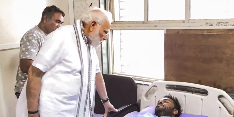 ಏರ್ ಇಂಡಿಯಾ ವಿಮಾನ ದುರಂತ – ಘಟನಾ ಸ್ಥಳಕ್ಕೆ ಪ್ರಧಾನಿ ಮೋದಿ ಭೇಟಿ