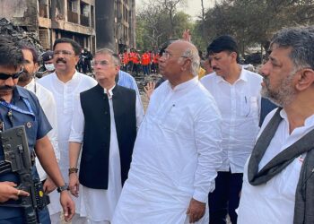 ವಿಮಾನ ದುರಂತ; ಅಹಮದಾಬಾದ್ ಜನರಲ್ ಆಸ್ಪತ್ರೆಯಲ್ಲಿ ಗಾಯಾಳುಗಳ ಆರೋಗ್ಯ ವಿಚಾರಿಸಿದ ಕಾಂಗ್ರೆಸ್ ನಾಯಕರು