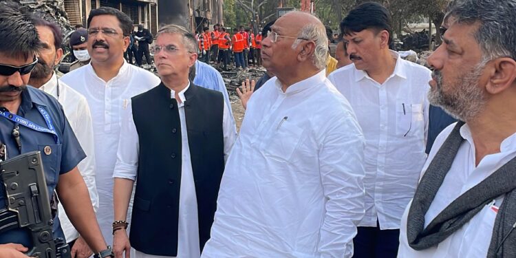 ವಿಮಾನ ದುರಂತ; ಅಹಮದಾಬಾದ್ ಜನರಲ್ ಆಸ್ಪತ್ರೆಯಲ್ಲಿ ಗಾಯಾಳುಗಳ ಆರೋಗ್ಯ ವಿಚಾರಿಸಿದ ಕಾಂಗ್ರೆಸ್ ನಾಯಕರು