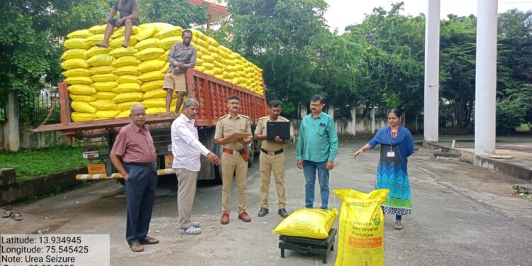 ಬಾಳೆಹೊನ್ನೂರು ಠಾಣಾ ವ್ಯಾಪ್ತಿಯಲ್ಲಿ 299 ಯೂರಿಯಾ ತುಂಬಿದ್ದ ಲಾರಿ ವಶ.