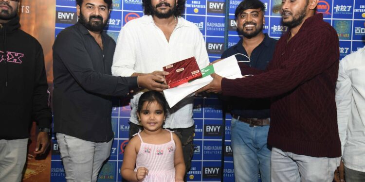 ಕರಳೆ ಸಿನಿಮಾ ತಂಡದಿಂದ ಐ ಫೋನ್ ಉಡುಗೊರೆ