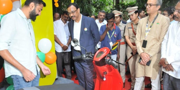 ಬೆಸ್ಕಾಂ ಕಾರ್ಪೋರೇಟ್ ಕಚೇರಿಯಲ್ಲಿ ಬ್ಯಾಟರಿ ವಿನಿಮಯ ಕೇಂದ್ರಕ್ಕೆ ಚಾಲನೆ