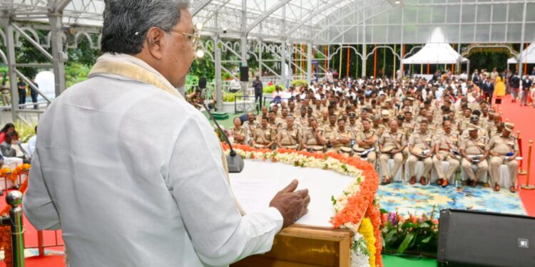 ಪೊಲೀಸರ ಸಾಮಾಜಿಕ ಬದ್ದತೆಯಿಂದ ಸಮಾಜದಲ್ಲಿ ಶಾಂತಿ ನೆಲೆಸಲು ಸಾಧ್ಯ