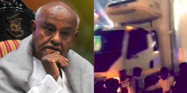 ಹಾಸನ ಗಣೇಶ ಮೆರವಣಿಗೆ ದುರಂತ – ಮೃತ ಗೋಕುಲ್ ಮನೆಗೆ ದೇವೇಗೌಡರ ಭೇಟಿ..ಸಾಂತ್ವನ 