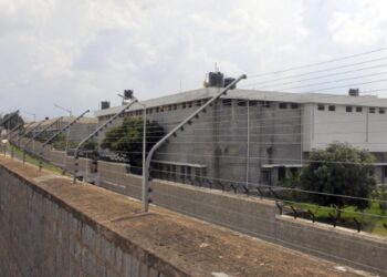 ಪರಪ್ಪನ ಅಗ್ರಹಾರದಲ್ಲಿ  ಜೈಲ್‌ ಅಧಿಕಾರಿಗಳ  ಕಳ್ಳಾಟ !