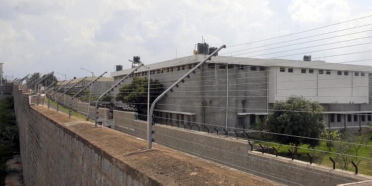 ಪರಪ್ಪನ ಅಗ್ರಹಾರದಲ್ಲಿ  ಜೈಲ್‌ ಅಧಿಕಾರಿಗಳ  ಕಳ್ಳಾಟ !