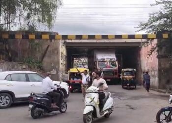 ಅಂಡರ್ ಬ್ರಿಡ್ಜ್ ನಲ್ಲಿ ಸಿಲುಕಿಕೊಂಡ ಕಂಟೇನರ್