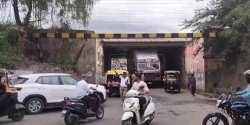 ಅಂಡರ್ ಬ್ರಿಡ್ಜ್ ನಲ್ಲಿ ಸಿಲುಕಿಕೊಂಡ ಕಂಟೇನರ್