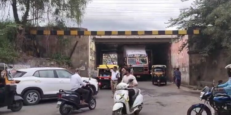 ಅಂಡರ್ ಬ್ರಿಡ್ಜ್ ನಲ್ಲಿ ಸಿಲುಕಿಕೊಂಡ ಕಂಟೇನರ್