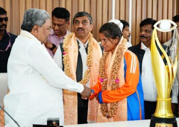 ವಿಶ್ವಕಪ್ ಗೆದ್ದ ಕರ್ನಾಟಕದ ಕ್ರಿಕೆಟ್ ಪಟುಗಳಿಗೆ 10 ಲಕ್ಷ ನಗದು,ಸರ್ಕಾರಿ ಉದ್ಯೋಗ ಘೋಷಿಸಿದ ಸಿಎಂ