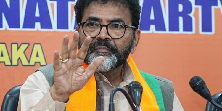 ಅಬಕಾರಿ ಇಲಾಖೆಯಲ್ಲಿ 3,542 ಕೋಟಿ ಭ್ರಷ್ಟಾಚಾರ :‌ ಸಿದ್ದು ಸರ್ಕಾರದ ವಿರುದ್ಧ ಛಲವಾದಿ ಹೊಸ ಬಾಂಬ್..!