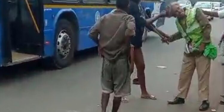 ನಡು ರಸ್ತೆಯಲ್ಲಿ ಮಹಿಳಾ ಹೋಂ ಗಾರ್ಡ್ ಮೇಲೆ ಯುವತಿ ಹಲ್ಲೆ