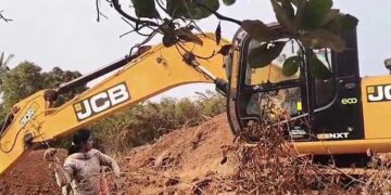 ಅಕ್ರಮ ಗಣಿಗಾರಿಕೆಗೆ ಜೆಸಿಬಿ ಮೇಲೆ ಕಲ್ಲೆಸೆದು ಕಾನೂನಿನ ಗಡುಸು ಮುಖ ತೋರಿಸಿದ ಮಹಿಳಾ ಅಧಿಕಾರಿ