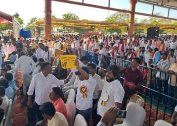 ಡಿ.ಕೆ.ಶಿವಕುಮಾರ್‌ಗೆ ಕಪ್ಪು ಬಟ್ಟೆ ತೋರಿಸಿ ಪ್ರತಿಭಟನೆ