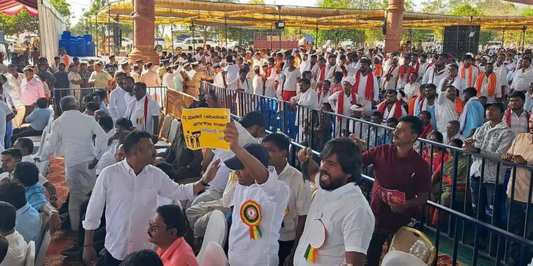 ಡಿ.ಕೆ.ಶಿವಕುಮಾರ್‌ಗೆ ಕಪ್ಪು ಬಟ್ಟೆ ತೋರಿಸಿ ಪ್ರತಿಭಟನೆ