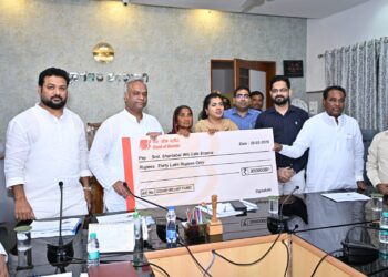 ₹ 30 ಲಕ್ಷ ಪರಿಹಾರದ ಚೆಕ್ ವಿತರಿಸಿದ ಸಚಿವ ಪ್ರಿಯಾಂಕ್ ಖರ್ಗೆ: ಕಾರಣವೇನು?