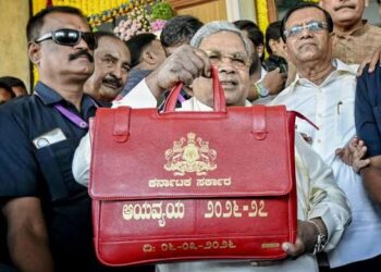 ಸಿದ್ದರಾಮಯ್ಯರ ದಾಖಲೆಯ  ಬಜೆಟ್ ಮುಕ್ತಾಯ: ಬಜೆಟ್ ಮಂಡಿಸುವಾಗ ಏನೆನು ನಡೆಯಿತು !