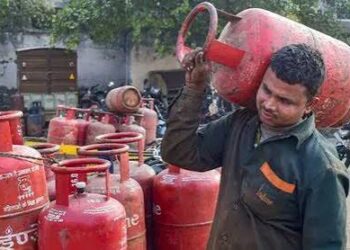 ಒಂದು ಕುಟುಂಬವು ಒಂದು ವರ್ಷದಲ್ಲಿ ಎಷ್ಟು ಸಿಲೆಂಡರ್ ಪಡೆಯಬಹುದು ?