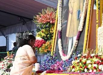 ಅಂಬೇಡ್ಕರ್ ಭಾವಚಿತ್ರಕ್ಕೆ ಪುಷ್ಪ ನಮನ‌: ಚಪ್ಪಲಿ ತೆಗೆಯಲು ಬಾನು ಮುಪ್ತಾಕ ನಿರಾಕರಣೆ: ಈ ಕುರಿತು ನಂತರ ಹೇಳಿದ್ದೇನು‌?