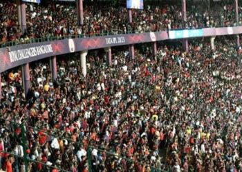 ಐಪಿಎಲ್ ಆರಂಭದ ಜೋಶ್: ಚಿನ್ನಸ್ವಾಮಿಯಲ್ಲಿ ಅಭಿಮಾನಿಗಳ ಸಾಗರ, ಸಂಭ್ರಮದ ವಾತಾವರಣ