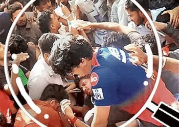 ಐಪಿಎಲ್ ಪಂದ್ಯದಲ್ಲಿ ದುರಂತ: ತಲೆಗೆ ಗಾಯಗೊಂಡ ಲುಂಗಿ ಎನ್‌ಗಿಡಿ ಅವರನ್ನು ಆ್ಯಂಬುಲೆನ್ಸ್‌ನಲ್ಲಿ ಆಸ್ಪತ್ರೆಗೆ ರವಾನೆ