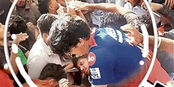 ಐಪಿಎಲ್ ಪಂದ್ಯದಲ್ಲಿ ದುರಂತ: ತಲೆಗೆ ಗಾಯಗೊಂಡ ಲುಂಗಿ ಎನ್‌ಗಿಡಿ ಅವರನ್ನು ಆ್ಯಂಬುಲೆನ್ಸ್‌ನಲ್ಲಿ ಆಸ್ಪತ್ರೆಗೆ ರವಾನೆ