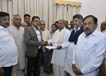 ಕರ್ನಾಟಕ ರಾಜಕೀಯದಲ್ಲಿ ಮಹಾಪಲ್ಲಟ: ಸಿದ್ದರಾಮಯ್ಯ ರಾಜೀನಾಮೆ, ಡಿಕೆ ಶಿವಕುಮಾರ್ ನೂತನ ಸಿಎಂ?